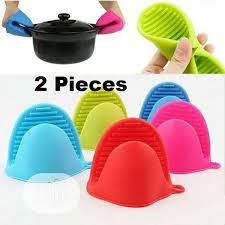 Safety Grip Silicone Oven Mitts - Set of 2 Heat Resistant Gloves & Pot Holders - Premium Kitchen Accessories for Baking, Cooking & Grilling